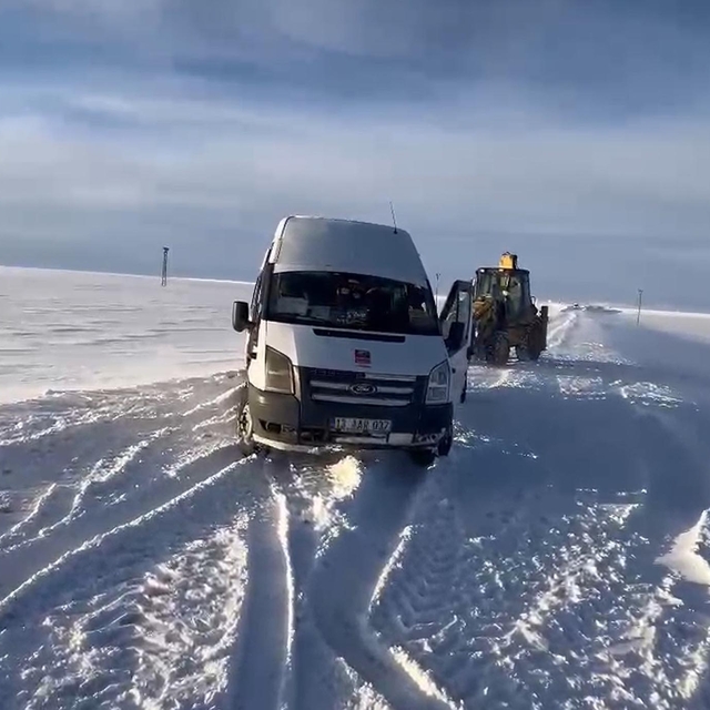 Kars'ta kara saplanan öğrenci servisi kurtarıldı