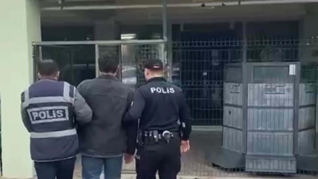 İzmir'de 40 yıl 10 ay hapis cezası bulunan firari göçmen kaçakçısı yakalandı