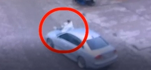 Otomobilin kaputunda yolcu taşıyan sürücüye ceza; o anlar kamerada