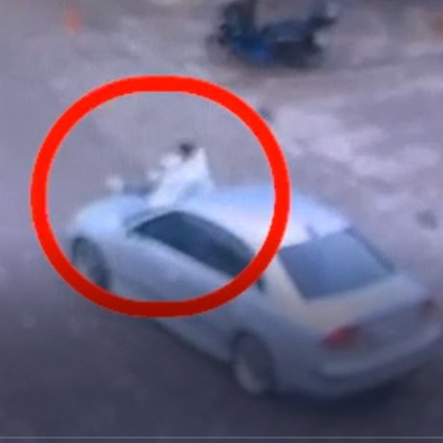 Otomobilin kaputunda yolcu taşıyan sürücüye ceza; o anlar kamerada