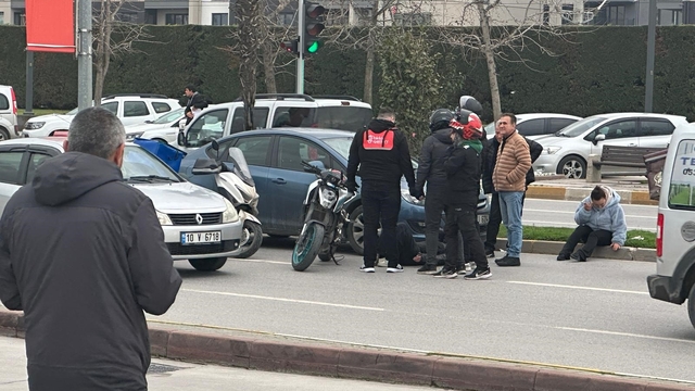 Balıkesir'de otomobil, motosiklete çarptı; 1 yaralı