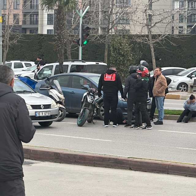 Balıkesir'de otomobil, motosiklete çarptı; 1 yaralı
