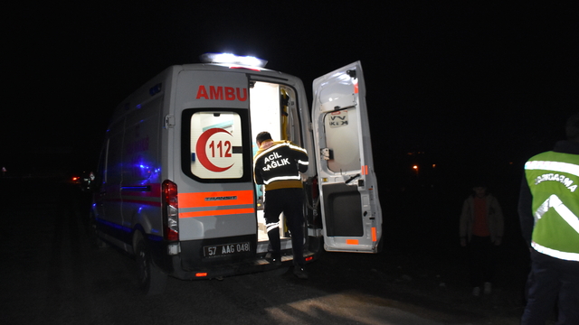 Sinop'ta su kanalına devrilen otomobildeki 2 kişi yaralandı