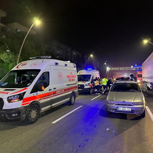 Uşak'ta 4 araçlı zincirleme kazada 6 kişi yaralandı