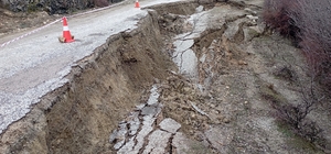 Toprak kaymasının yaşandığı yolda zemin güçlendirme çalışmaları başladı