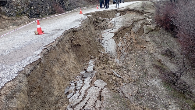 Toprak kaymasının yaşandığı yolda zemin güçlendirme çalışmaları başladı