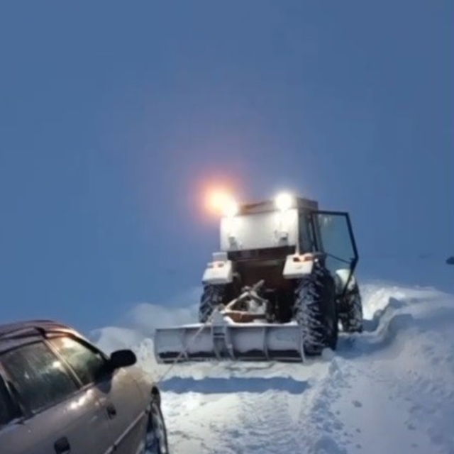 Kars'ta kara saplanan aracı vatandaş traktörüyle kurtardı
