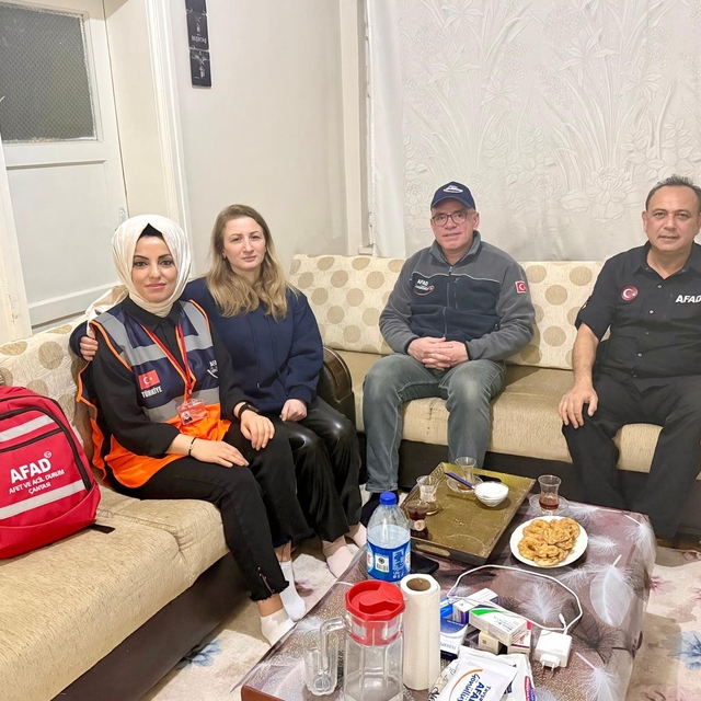 Tavşanlı AFAD gönüllüleri depremzede aileleri yalnız bırakmadı
