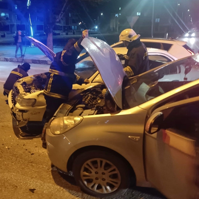 Erzincan'da 2 otomobil çarpıştı