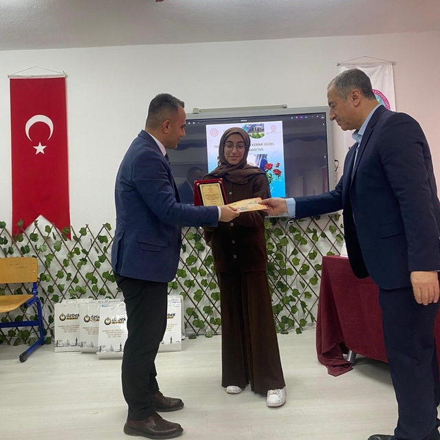 Dicleli lise öğrencisi Kur'an-ı Kerim'i Güzel Okuma Yarışmasında il 3'üncüs...