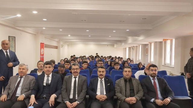 Öğrencilere su bilinci aşılandı
Sivas'ta "Suyun İzinde" Projesi kapsamında düzenlenen panelde, suyun bilinçli kullanımı ve iklim değişikliğinin su kaynaklarına etkisi ele alındı.