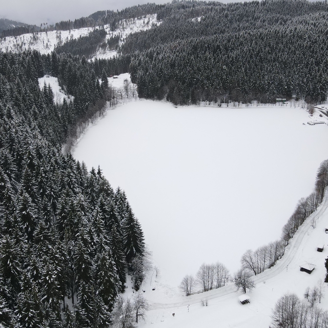 Karagöl buz tuttu, beyaz örtü altındaki manzara hayran bıraktı