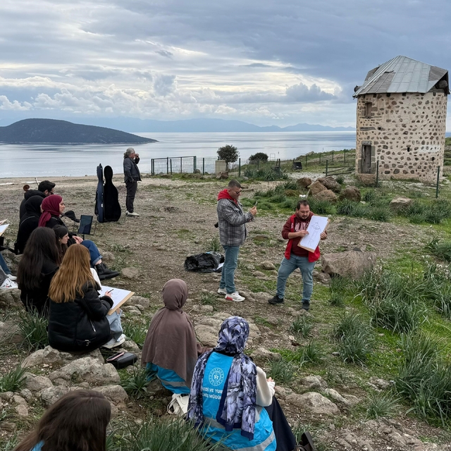 Menteşe'nin gönüllü gençlerinden Bodrum'da sanat çıkartması