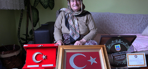 İlmek ilmek vatan sevgisi; TSK'dan 'Hamide anne'ye vefa plaketi