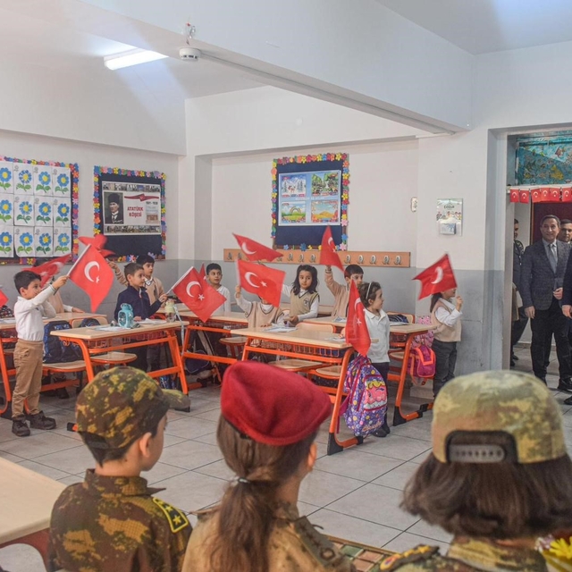 Erzurumlu minik yürekler Mehmetçiğe mektup yazdı
Yakutiye Kültür Kurumu İlk...