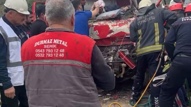 Antalya'da iki kamyon çarpıştı, sıkışan sürücüyü itfaiye kurtardı