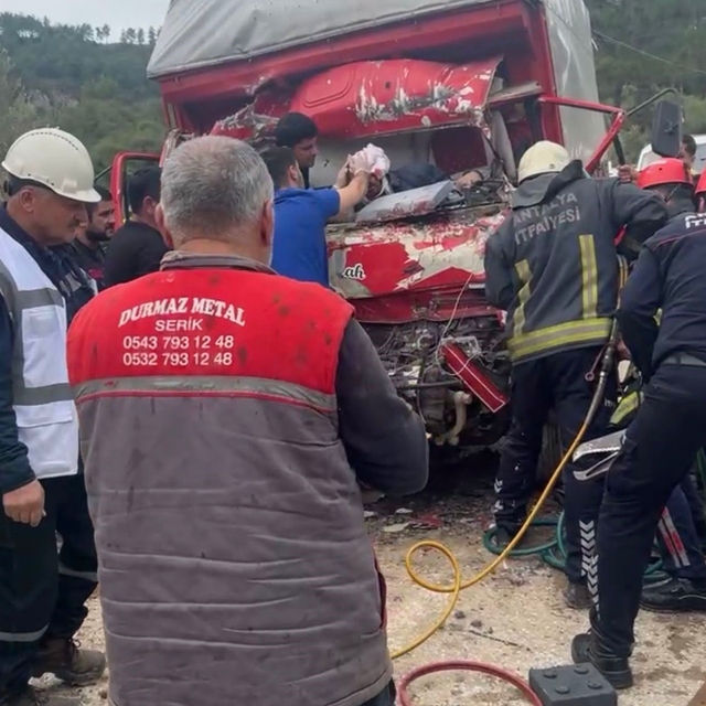 Antalya'da iki kamyon çarpıştı, sıkışan sürücüyü itfaiye kurtardı