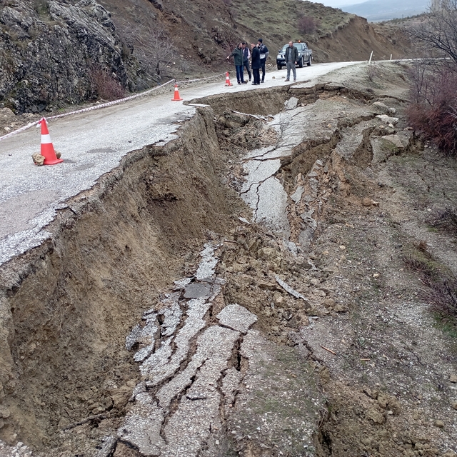 Toprak kaymasının yaşandığı yolda zemin güçlendirme çalışmaları başladı