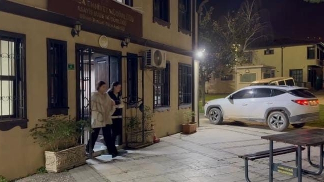 Bebek arabasındaki çantayı çalan şahıs Güven Timlerince yakalandı
Şüphelinin 38 suç kaydı olduğu ortaya çıktı