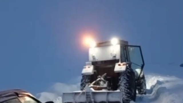 Kars'ta kara saplanan aracı vatandaş traktörüyle kurtardı