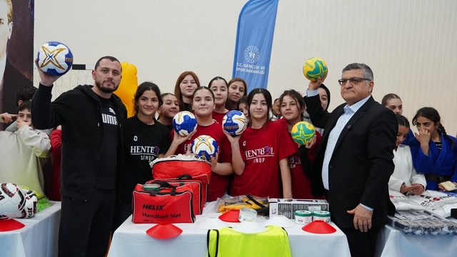 Sinop'ta genç sporculara 10 milyonluk malzeme desteği