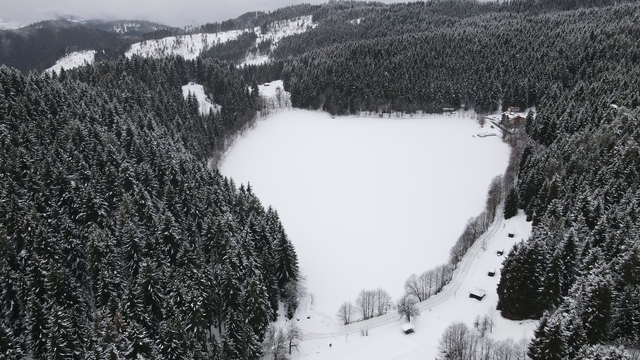 Karagöl buz tuttu, beyaz örtü altındaki manzara hayran bıraktı