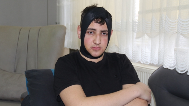 4 öğrenci tarafından omuriliği kırılan Kayra, polislik hayalinden mahrum kalmak istemiyor
'Top atma' meselesinden çenesi ve omuriliği kırılan çocuk ilk kez konuştu
Kayra Altınkama: "Muşta bir silah ve okula sokulması, barındırılması ve fark edilmemesi çok saçma"
"4 kişi tarafından 15-20 tane yumruk geldi. Ufak bilinç kayıpları yaşadım"
"Daha önceden bir arkadaşımın kardeşini darp etmişlerdi, şahit olmuştum"
"Asker veya polis olma isteğim vardı, izlerden dolayı muhtemelen hayalim gerçekleşmeyecek"
"Vatanıma, milletime bir yardımım dokunsun isterim"
"Muşta gibi bir silahın okula sokulması, barındırılması ve fark edilmemesi çok saçma"