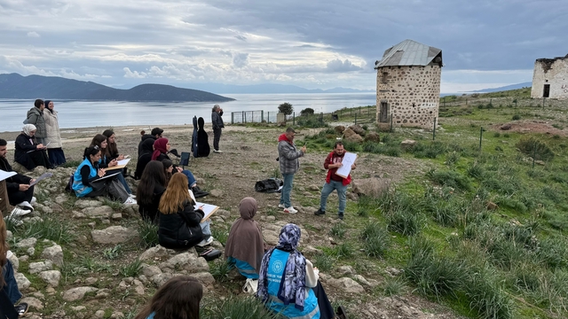 Menteşe'nin gönüllü gençlerinden Bodrum'da sanat çıkartması
