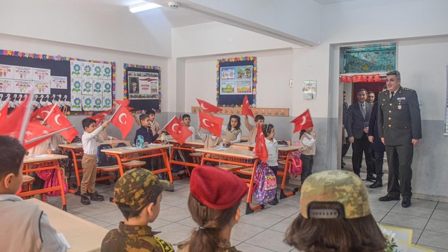 Erzurumlu minik yürekler Mehmetçiğe mektup yazdı
Yakutiye Kültür Kurumu İlkokulu'ndan anlamlı proje: Vatan Sevgisi