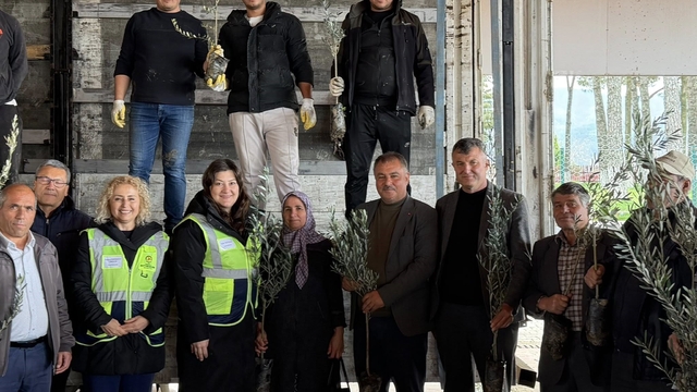 Beyağaç'ta kırsal kalkınmayı destek amacıyla zeytin fidanı dağıtımı gerçekleşti
Beyağaç Belediye Başkanı Sezayi Pütün; "Toprağa verilen her destek, geleceğimize atılan güçlü bir adımdır"