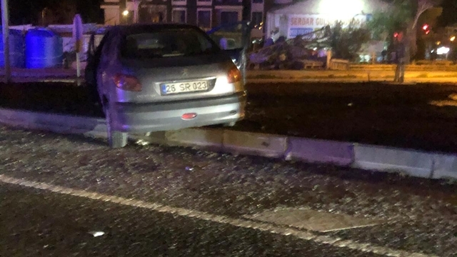 Balıkesir'de  iki otomobilin çarpıştığı kazada 4 kişi yaralandı