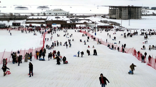 Kayak merkezinde bu kez hafta içi yoğunluğu dron kamerasında