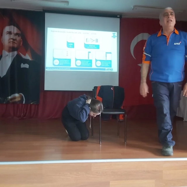 Öğrencilere afet bilinci aşılandı, tahliye tatbikatı yapıldı