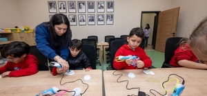Çocuk kampüsünde çocuklar hem eğleniyor, hem de öğreniyor