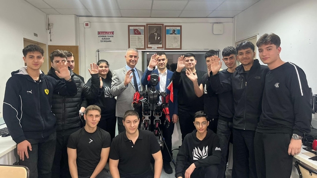 Öğrencilerin geliştirdiği 'Altan' robot, onlarla sohbet edip rehberlik yapıyor