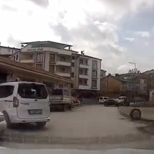 Elazığ'da kaza ucuz atlatıldı: Saniyelerle ölümden döndü