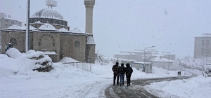 Yüksekova'da kar yağışı nedeniyle 28 yerleşim yeri ulaşıma kapandı