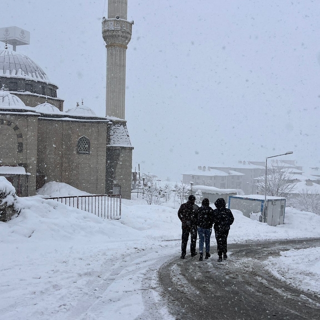 Yüksekova'da kar yağışı nedeniyle 28 yerleşim yeri ulaşıma kapandı
