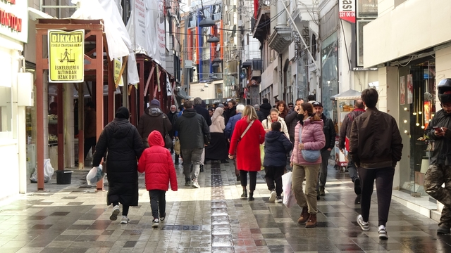 Uzmanlardan uyarı: "Griptir geçer" demeyin, risk grubunda zatürre tehlikesi bulunuyor
Prof. Dr. Tevfik Özlü:
"En sık görülen tablo zatürre. Enfeksiyon akciğere inebiliyor, bazen de bronşit şeklinde karşımıza çıkıyor"
"Hastalar genellikle 'Grip oldum, geçer' diyerek durumu ciddiye almayabiliyor ve hekime başvuru süreci gecikebiliyor"