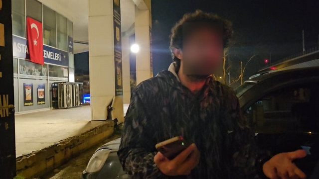 Alkollü ve ehliyetsiz yakalanınca kız arkadaşıma öğretiyordum dedi
Alkol uygulamasını görünce aracı park edip yürüyerek kaçmak istedi
1.12 promil alkollü yakalanan sürücü: "Beni araç kullanırken gördünüz mü, kız arkadaşıma öğretiyordum"