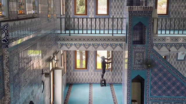 Kemer'de Ramazan öncesi camilerde temizlik yapıldı