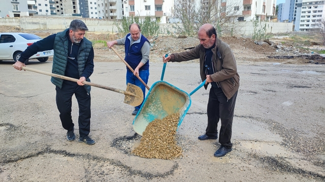 Adana'da belediyenin kapatmadığı çukurları vatandaş kapattı