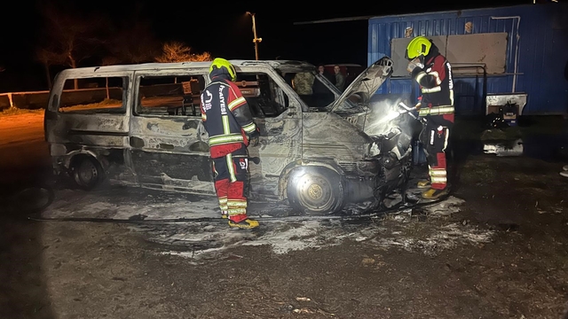 Erdek'te korkutan yangın: 1 minibüs kullanılamaz hale gelirken, 2 araçta ise maddi hasar oluştu