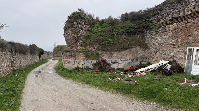 İznik'te 2 bin yıllık surlara sprey boya ile yazılan yazılar tepki çekti