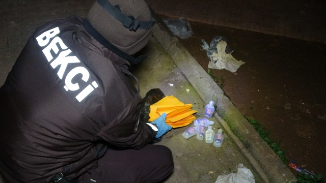 Denetim yapan bekçiler piyasa değeri 4 milyon TL'lik uyuşturucu ele geçirdi
Antalya'da mahalle bekçileri 17 bin kullanımlık A4 ele geçirdi