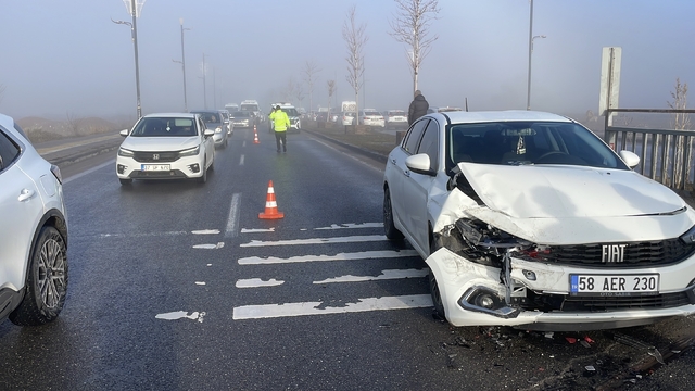 Sivas'ta buzlanma zincirleme kazaya neden oldu, çok sayıda araç birbirine girdi
