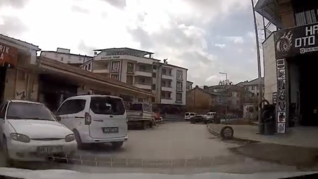 Elazığ'da kaza ucuz atlatıldı: Saniyelerle ölümden döndü