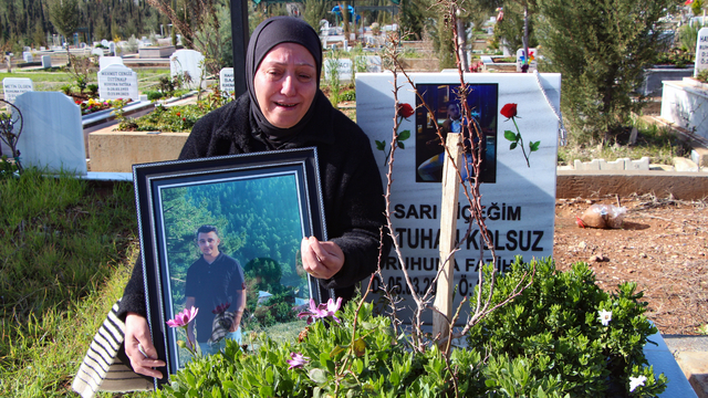 8 bıçak darbesiyle öldürülen Batuhan'ın annesi mezarı başında adalet istedi
