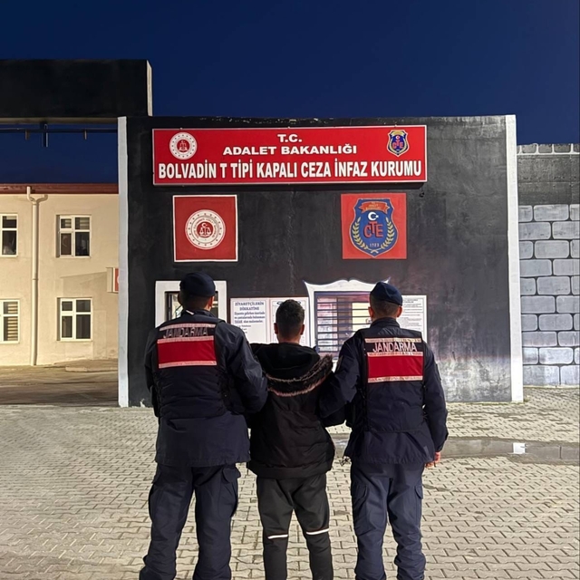 Hırsızlık suçundan aranan şahsı jandarma yakaladı