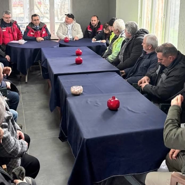 Kepez'de yaşanan yoğun yağışlar nedeniyle mağduriyet yaşayan balıkçılarla b...